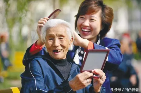 婆婆:誰給我們養老我就把財產留給誰!大姑姐:不稀罕!