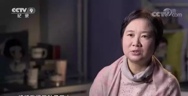 10年跟拍5個孩子,反差巨大,放手的媽媽VS不放手的媽媽形成鮮明對比