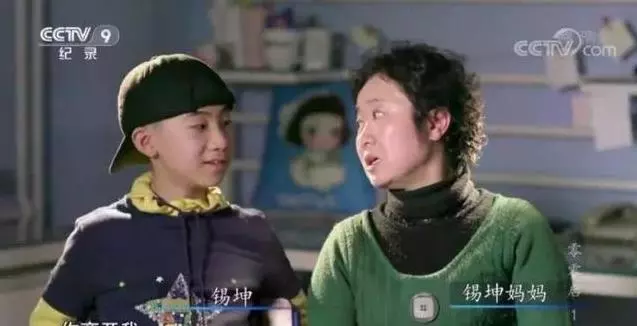 10年跟拍5個孩子,反差巨大,放手的媽媽VS不放手的媽媽形成鮮明對比
