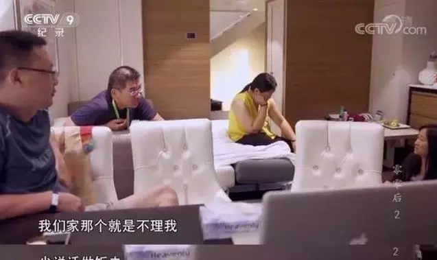10年跟拍5個孩子,反差巨大,放手的媽媽VS不放手的媽媽形成鮮明對比