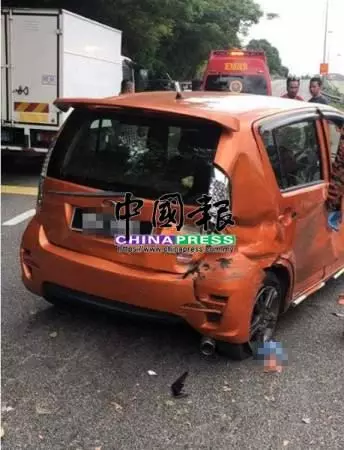 遇車禍誤踩油門拋車外,女司機自己撞死自己 !