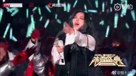 張惠妹亮相跨年演唱會,被網友認成韓紅,胖到連唱歌都喘不上氣了!