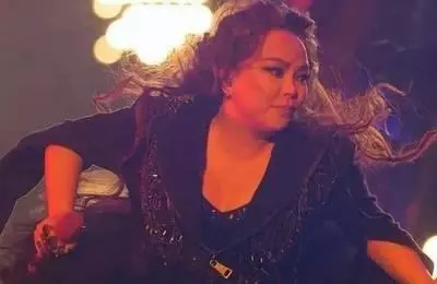 張惠妹亮相跨年演唱會,被網友認成韓紅,胖到連唱歌都喘不上氣了!