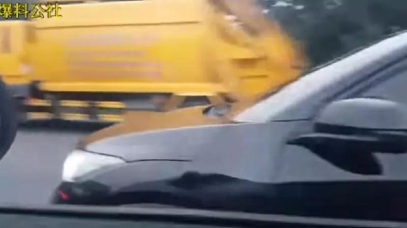 屁孩亂剪車道「被按喇叭不爽」拿球棒談判!車主下車「超台灣味問候」讓他一秒變臭俗辣!