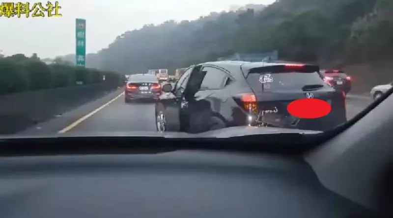 屁孩亂剪車道「被按喇叭不爽」拿球棒談判!車主下車「超台灣味問候」讓他一秒變臭俗辣!