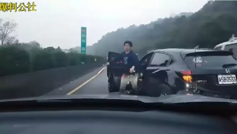 屁孩亂剪車道「被按喇叭不爽」拿球棒談判!車主下車「超台灣味問候」讓他一秒變臭俗辣!