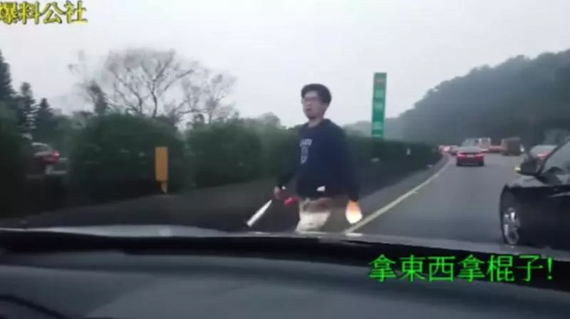 屁孩亂剪車道「被按喇叭不爽」拿球棒談判!車主下車「超台灣味問候」讓他一秒變臭俗辣!