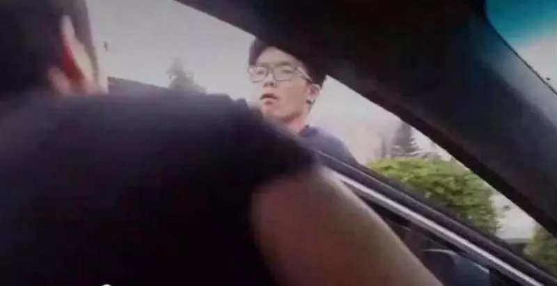 屁孩亂剪車道「被按喇叭不爽」拿球棒談判!車主下車「超台灣味問候」讓他一秒變臭俗辣!