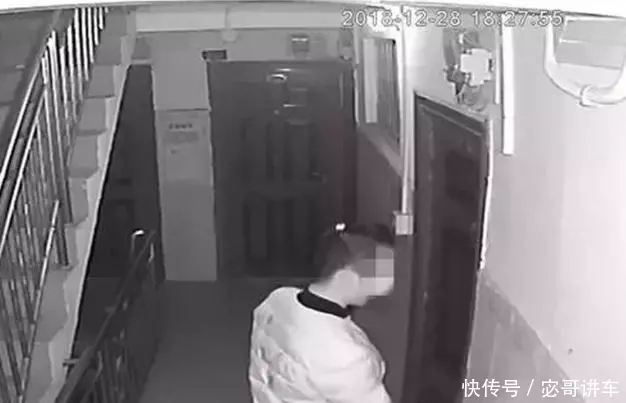 女子出租屋內遇劫匪,被脫光衣服推倒在床,男子:只想借住一晚!
