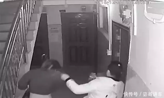 女子出租屋內遇劫匪,被脫光衣服推倒在床,男子:只想借住一晚!
