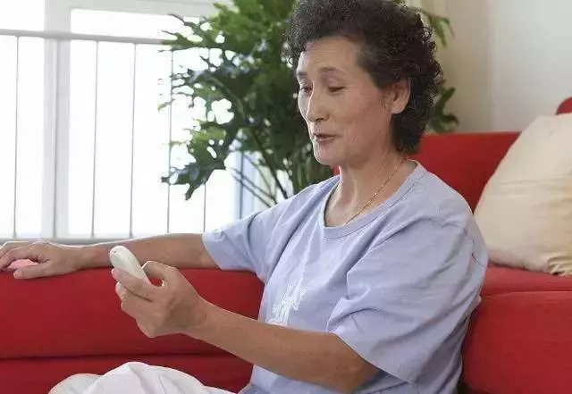 去兒子家養老,兒媳給我吃素菜我去找兒子訴苦,他的話我感動了