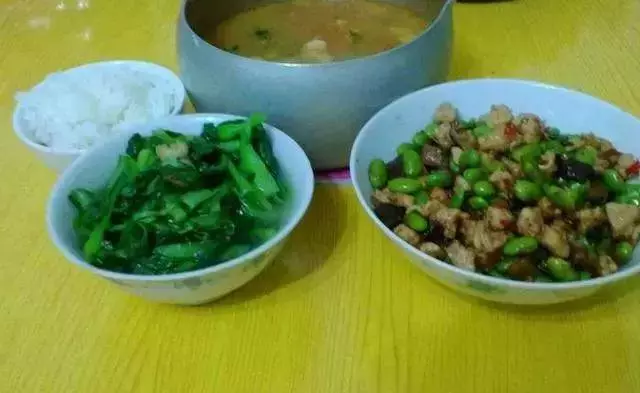去兒子家養老,兒媳給我吃素菜我去找兒子訴苦,他的話我感動了