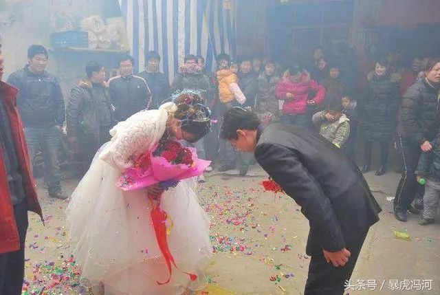 婚前懷孕,只給八千禮金,我笑笑不說話,三天後他家人要看我臉色