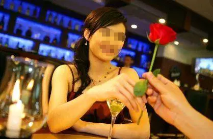 陪男友回家,准婆婆給我厚紅包,回家偷偷撕開後,我心裡五味雜陳