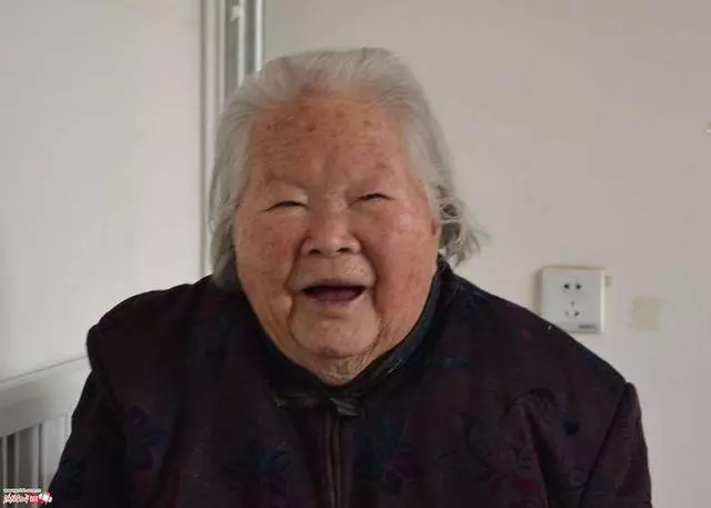 下班回家,見農村母親睡我家樓道,聽完老婆的解釋,我鎖住家門
