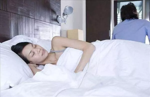 下班回家,見農村母親睡我家樓道,聽完老婆的解釋,我鎖住家門