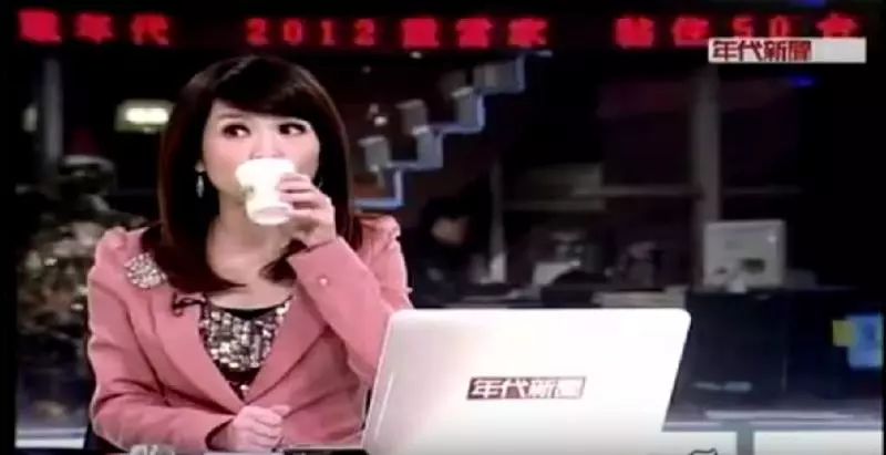 女主播托腮發呆「沒發現畫面轉回棚內」 下一秒展現超專業反應 網友笑翻:這已經不是她第一次了