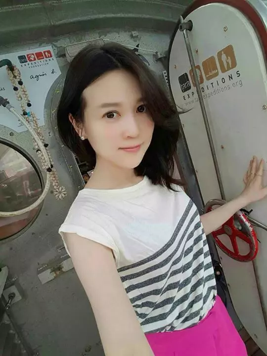 女主播托腮發呆「沒發現畫面轉回棚內」 下一秒展現超專業反應 網友笑翻:這已經不是她第一次了
