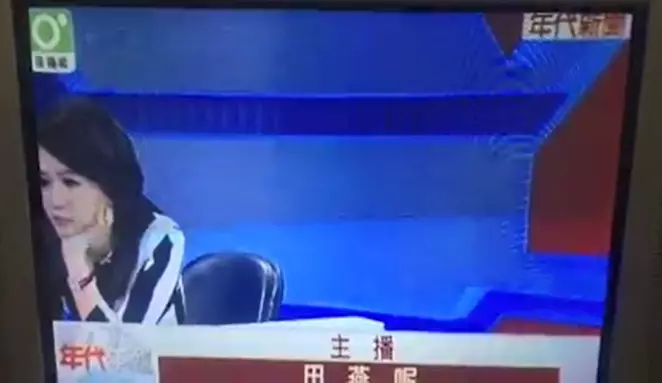 女主播托腮發呆「沒發現畫面轉回棚內」 下一秒展現超專業反應 網友笑翻:這已經不是她第一次了