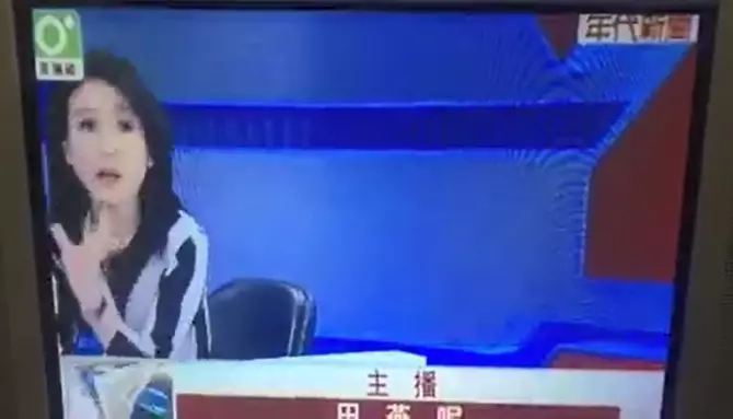 女主播托腮發呆「沒發現畫面轉回棚內」 下一秒展現超專業反應 網友笑翻:這已經不是她第一次了