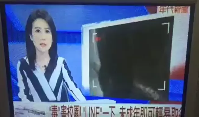女主播托腮發呆「沒發現畫面轉回棚內」 下一秒展現超專業反應 網友笑翻:這已經不是她第一次了