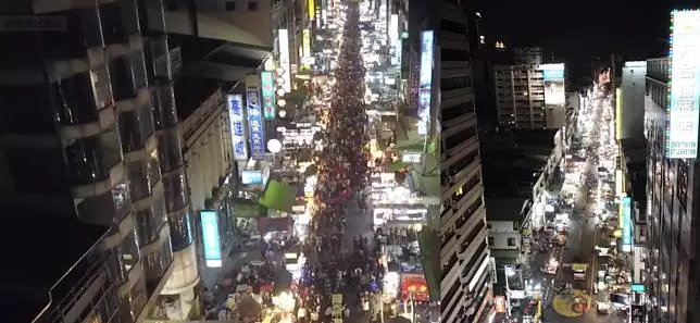 影/選前像死城!六合夜市「人潮塞爆」 空拍曝光網驚呆
