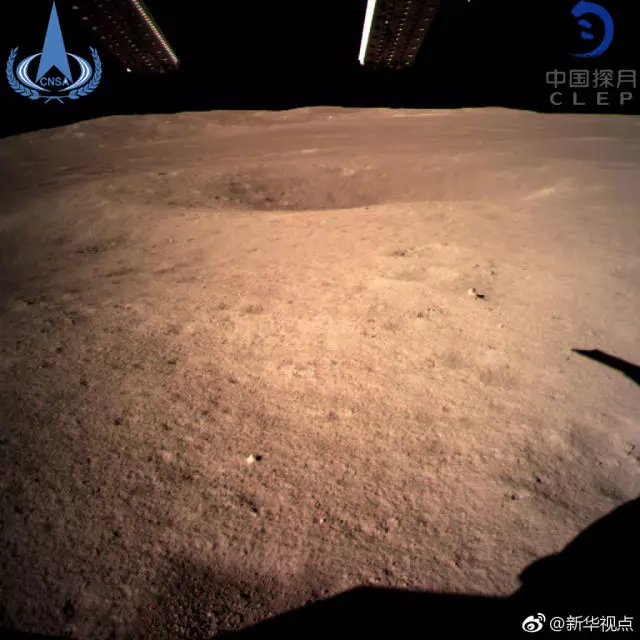 人類首次!中國「嫦娥四號」成功著陸月背!傳回世界首張近距拍攝月背影像圖