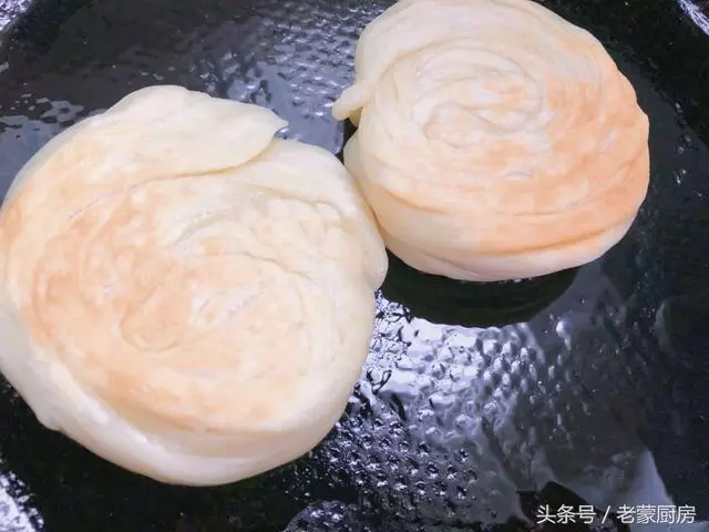 做麵條的方法烙餅,這樣的餅你吃過嗎?外酥里嫩,一絲一絲扯著吃