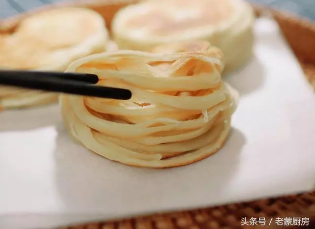 做麵條的方法烙餅,這樣的餅你吃過嗎?外酥里嫩,一絲一絲扯著吃