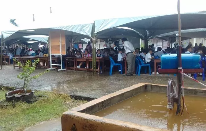 暴雨掀開屋頂 800學生 帳篷上課