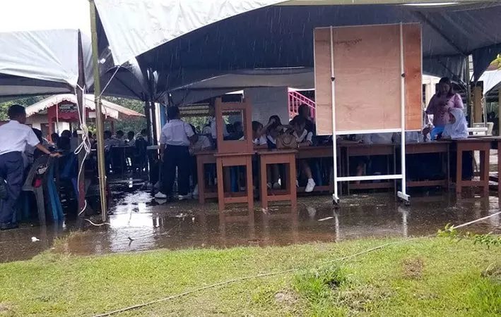 暴雨掀開屋頂 800學生 帳篷上課
