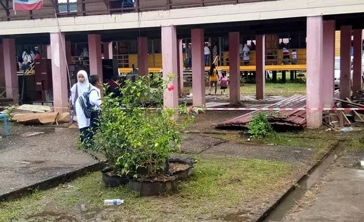 暴雨掀開屋頂 800學生 帳篷上課