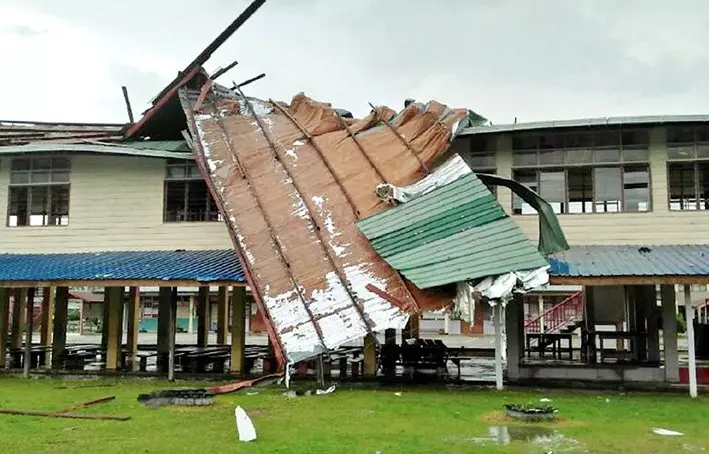 暴雨掀開屋頂 800學生 帳篷上課
