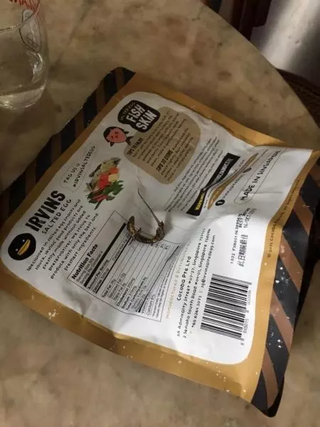 【太噁心了!】吃「鹹蛋魚皮」零食發現有「炸壁虎」!網友:一開始以為是炸魚頭!