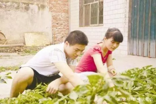 妻子去世,3年後男子再婚,見到新娘後,啞巴妹妹突然開口說話