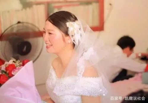 妻子去世,3年後男子再婚,見到新娘後,啞巴妹妹突然開口說話
