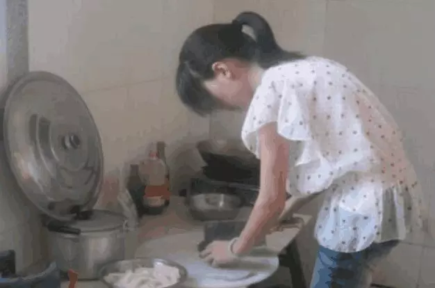 婚後丈夫不工作,她辛苦養家反而被離婚,兩年後再見面,她很慶幸