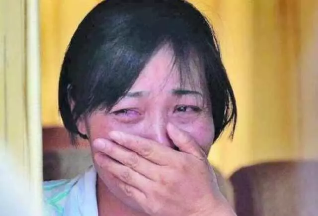 五歲女兒溺亡,一年後丈夫看見女兒裝不認識,說出理由妻子愣住了