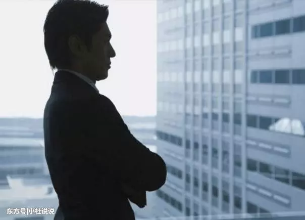 老同學生意破產,眾人閉門不見,唯獨哥哥收留他,隔天哥哥愣住了