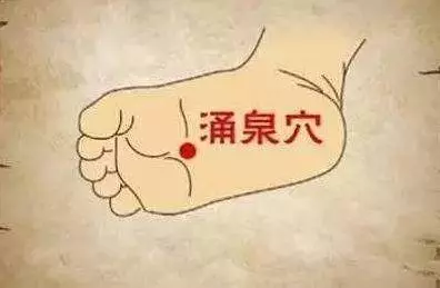 中醫說:水腫其實是補水不夠!勤按3穴位順循環就能消腫