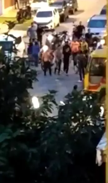 【2男子在街上互坎】驚動大馬警方派5輛警車到場,身份曝光!