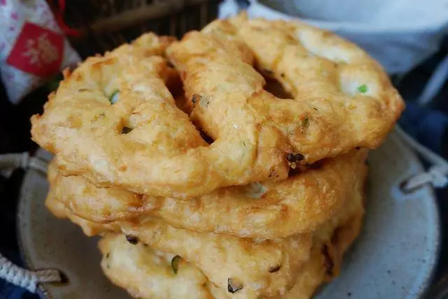 從沒吃過這麼好吃的油餅,蓬鬆酥脆,做了10多張,還沒上桌就搶光