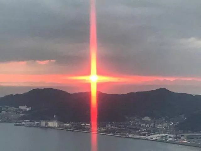 日本網友吐槽:新年第一天的日出怎麼好像有點奇怪