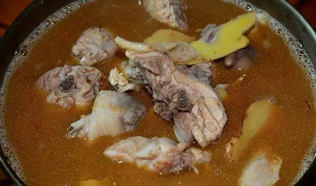「麻油雞」別只會加水!再加它燉比原來的香多倍,雞肉更嫩更入味