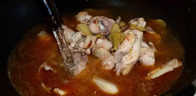 「麻油雞」別只會加水!再加它燉比原來的香多倍,雞肉更嫩更入味