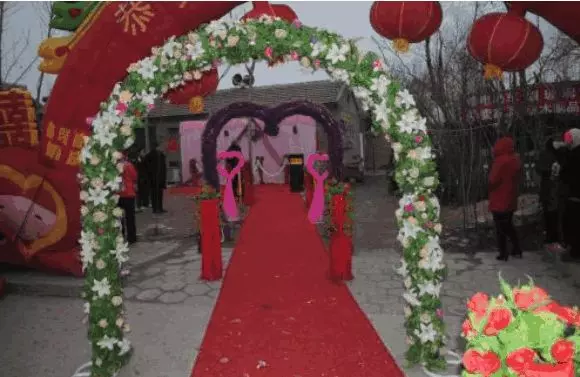 洞房夜,老公發現妻子有妊娠紋,怒將她趕走,天亮打開門傻住