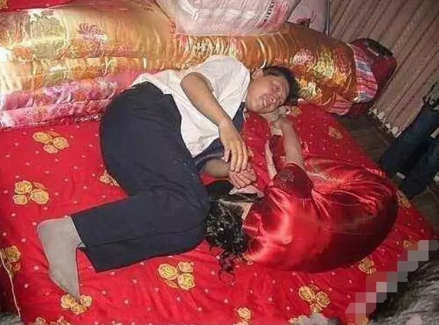 洞房夜,老公發現妻子有妊娠紋,怒將她趕走,天亮打開門傻住