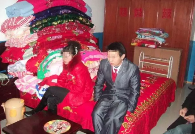 洞房夜,老公發現妻子有妊娠紋,怒將她趕走,天亮打開門傻住