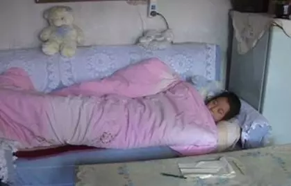妻子睡覺放屁,俺趕她沙發上睡,晚上去廁所時,瞥眼沙發俺傻住