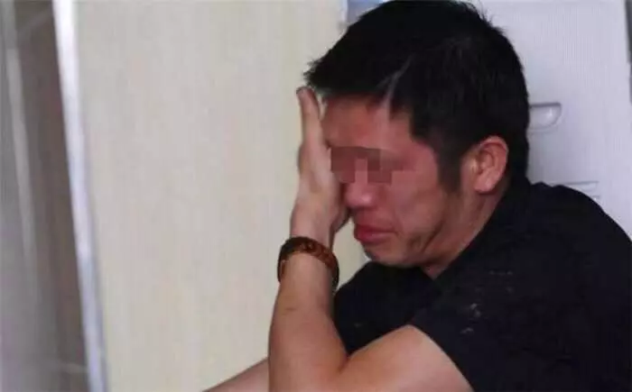 妻子睡覺放屁,俺趕她沙發上睡,晚上去廁所時,瞥眼沙發俺傻住